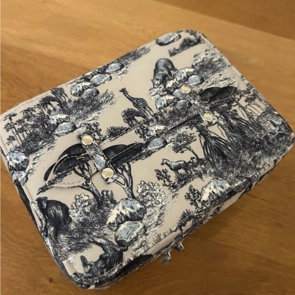 DIOR BEAUTY EXCLUSIVE AROUND THE WORLD MIRRORED VANITY CASE - Picture 2 of 3